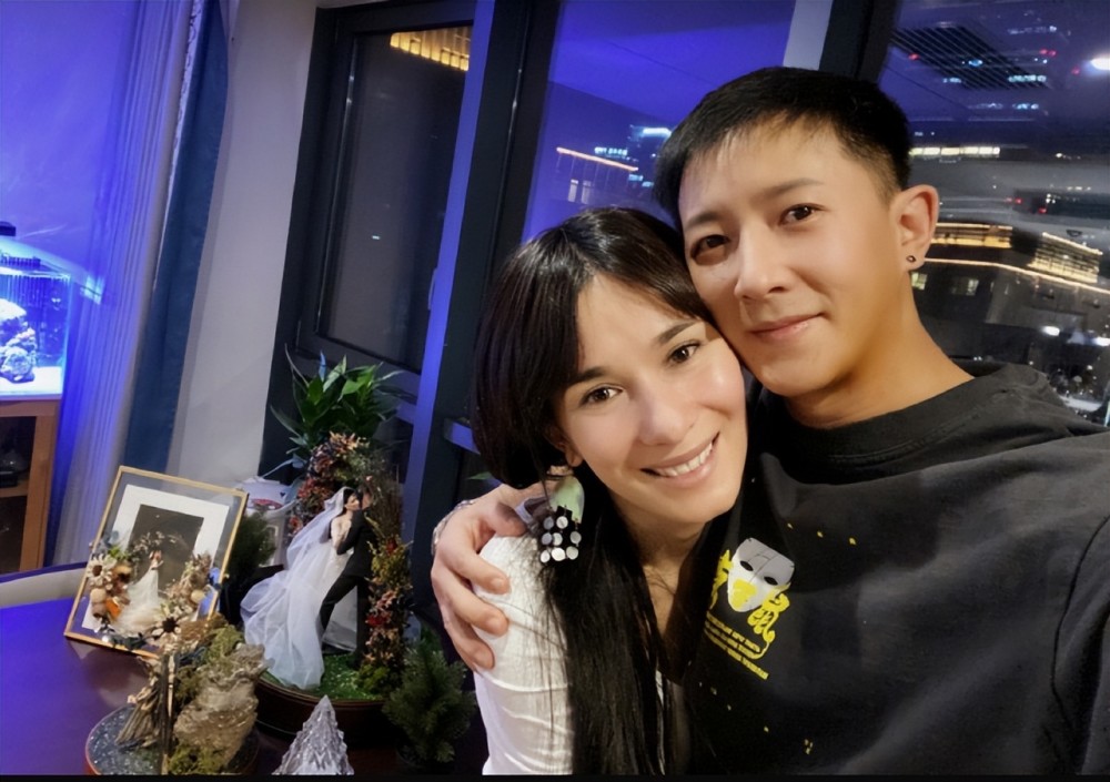 卢靖姗孕期骑单车,韩庚视角下肚大如箩四肢纤细_腾讯新闻