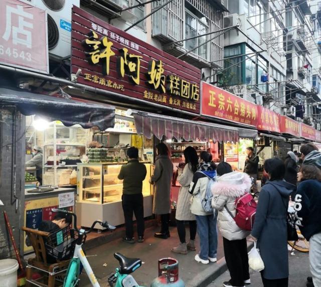 南京不起眼的小吃店7個阿姨24小時不斷工作一天收入6000元