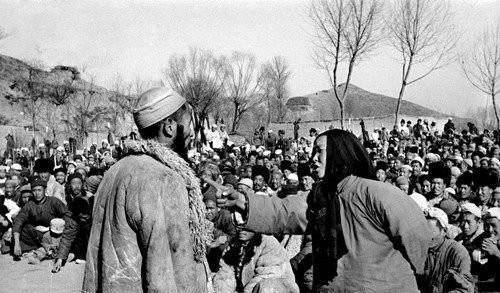 打土豪分田地时的历史旧照,地主跪在地上受审,农民向地主出恶气