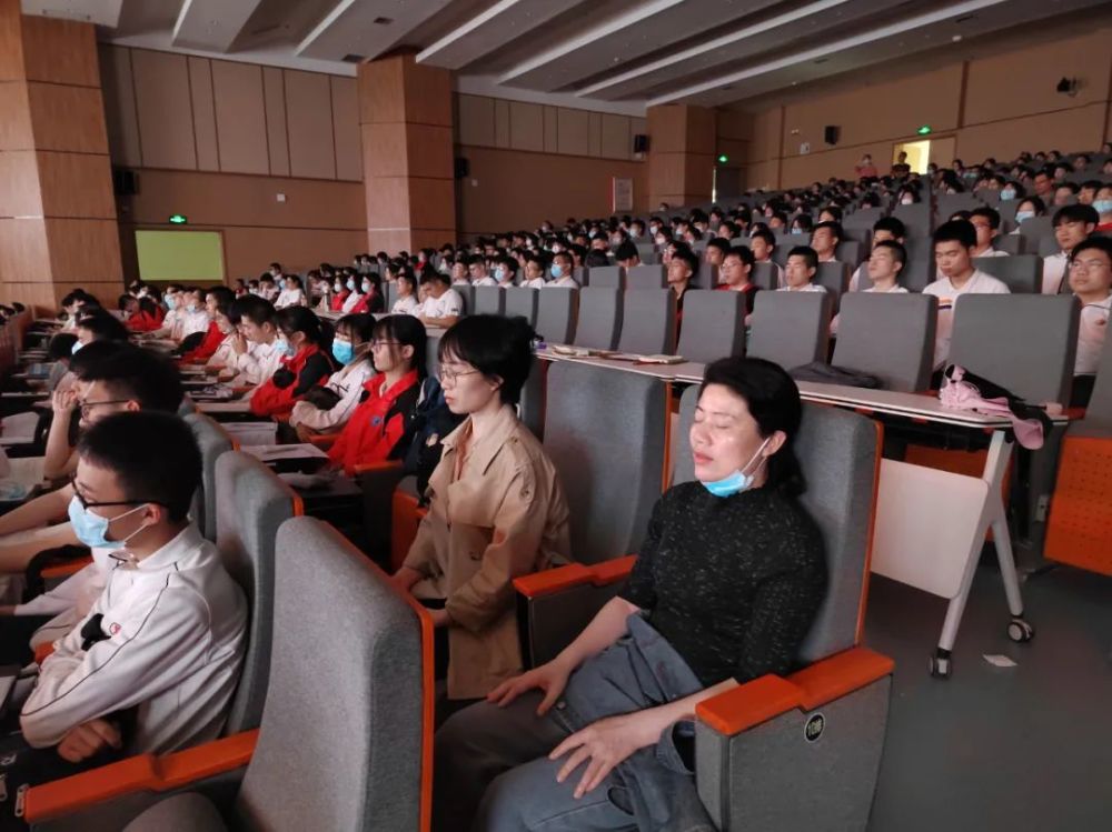 国家二级心理咨询师夏子老师回母校霞浦一中做专题讲座