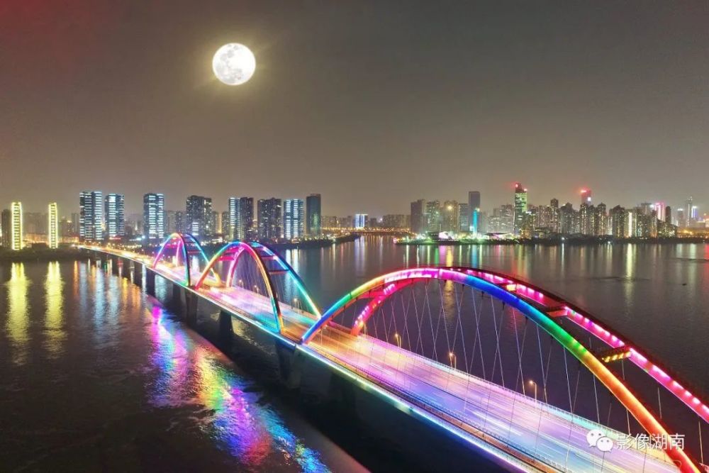 长沙福元路大桥处,一轮"超级月亮"(两次曝光)悬挂星城天空,装点了城市
