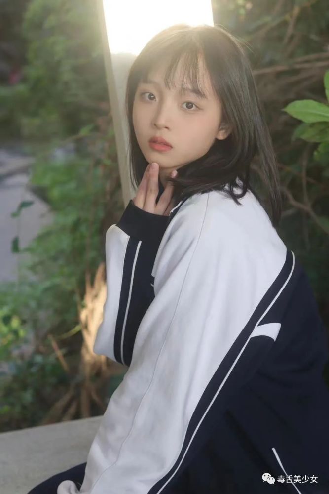 15香菱演员是张靖晗.当时第一部是觉得她更精致更适合演晴雯.