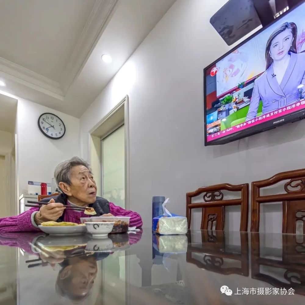 杜晓荣《快递骑手运送忙》陈明松《春天的身影》来看一下他们的作品