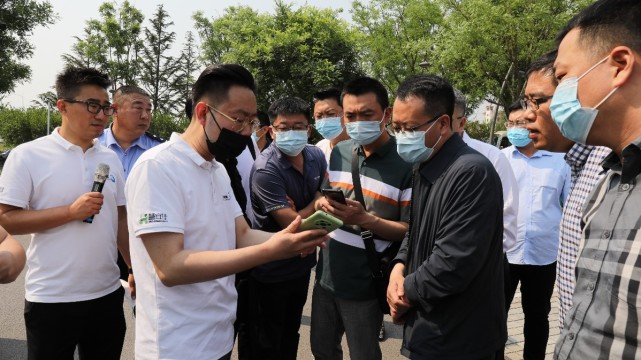 在活动期间,青岛市住房和城乡建设局副局长季成涛指