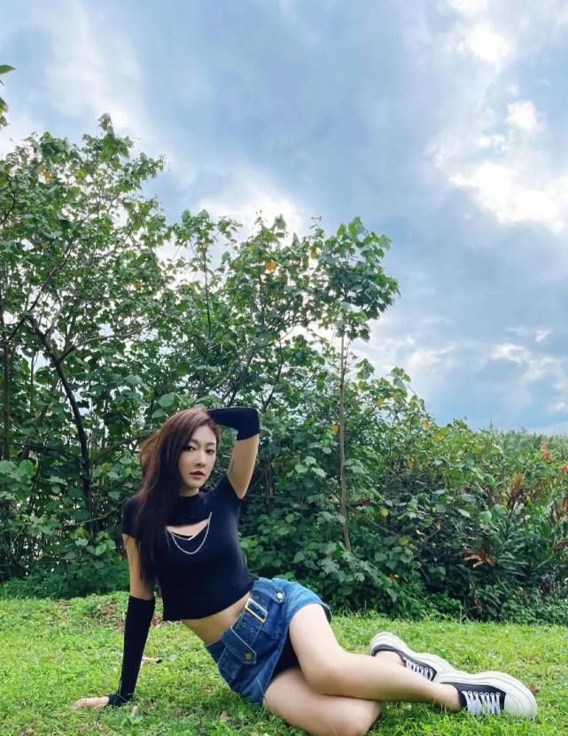 余玥,原来是个辣妹,在这一次私服街拍穿搭中,辣妹形象尽显!