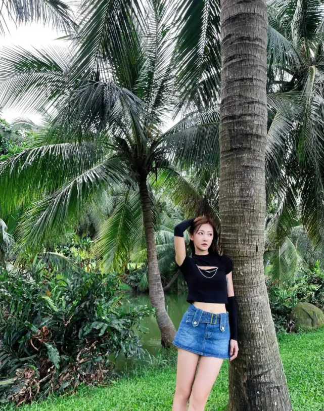 余玥,原来是个辣妹,在这一次私服街拍穿搭中,辣妹形象尽显!