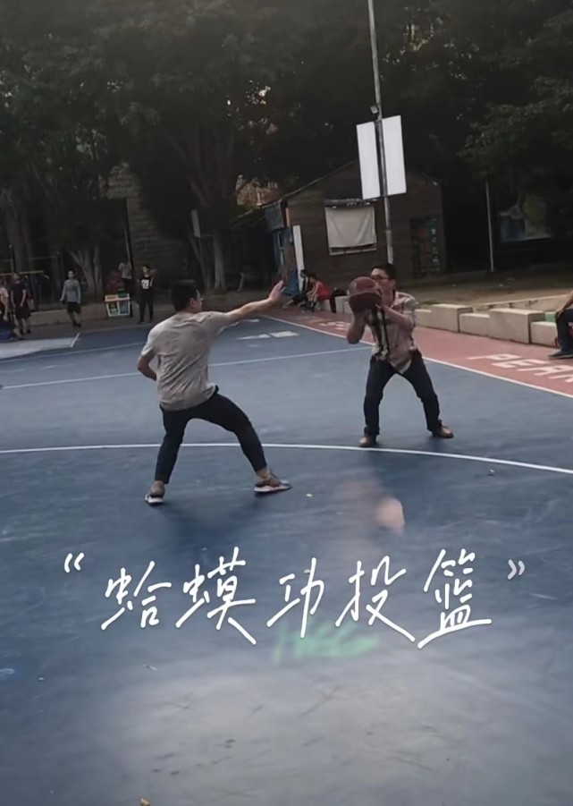 小伙蛤蟆功投篮火到国外!超10万人点赞,美国网友:他打球就像蜘蛛侠