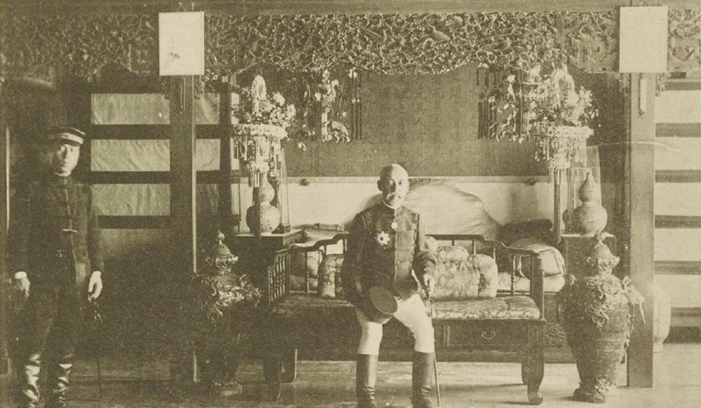 张勋复辟上色老照片：瘦弱的辫子军和军营、故宫内卖大碗茶的小贩