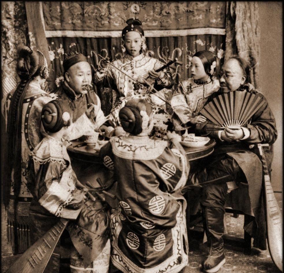 张勋复辟上色老照片：瘦弱的辫子军和军营、故宫内卖大碗茶的小贩
