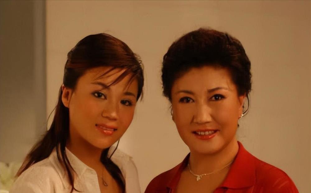 2005年,高秀敏去世,除了女儿李萱,何庆魁和妻子张艳茹也很伤心_腾讯