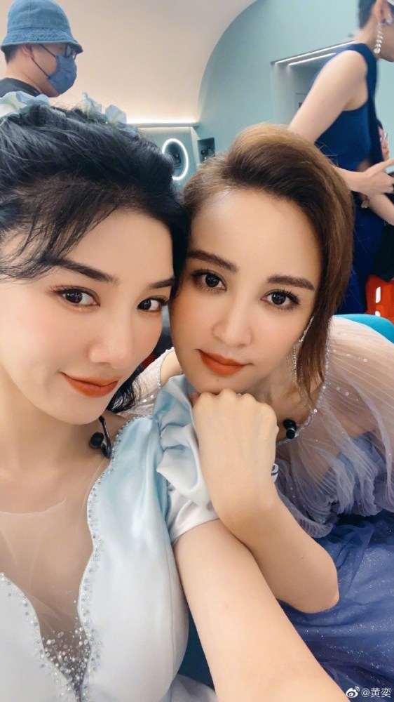黄奕晒和《乘风破浪》姐姐们的合照 上演美女贴贴氛围融洽_腾讯新闻