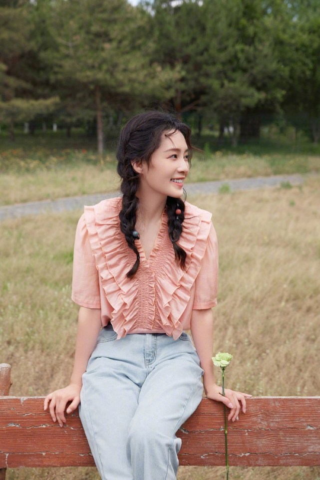 好美一少女娇俏可爱李沁扎麻花辫穿蜜桃粉衬衣好甜美