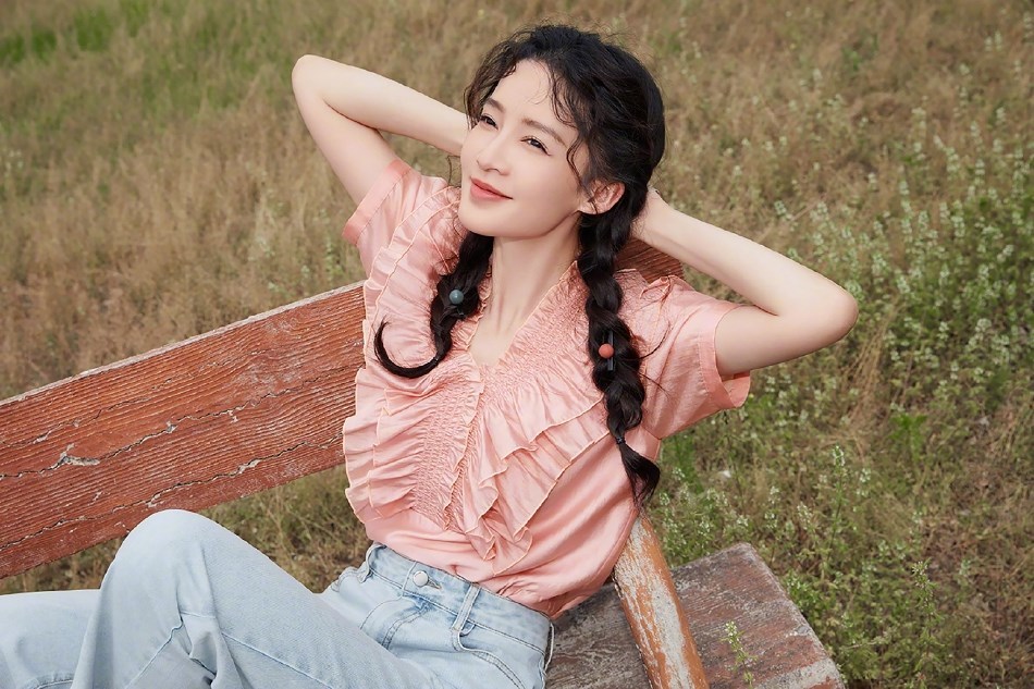 好美一少女娇俏可爱!李沁扎麻花辫穿蜜桃粉衬衣好甜美_腾讯新闻