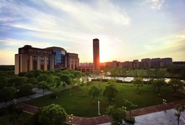 有同学悄悄给上海电机学院机械学院党总支书记卞一明起了个代号"变形