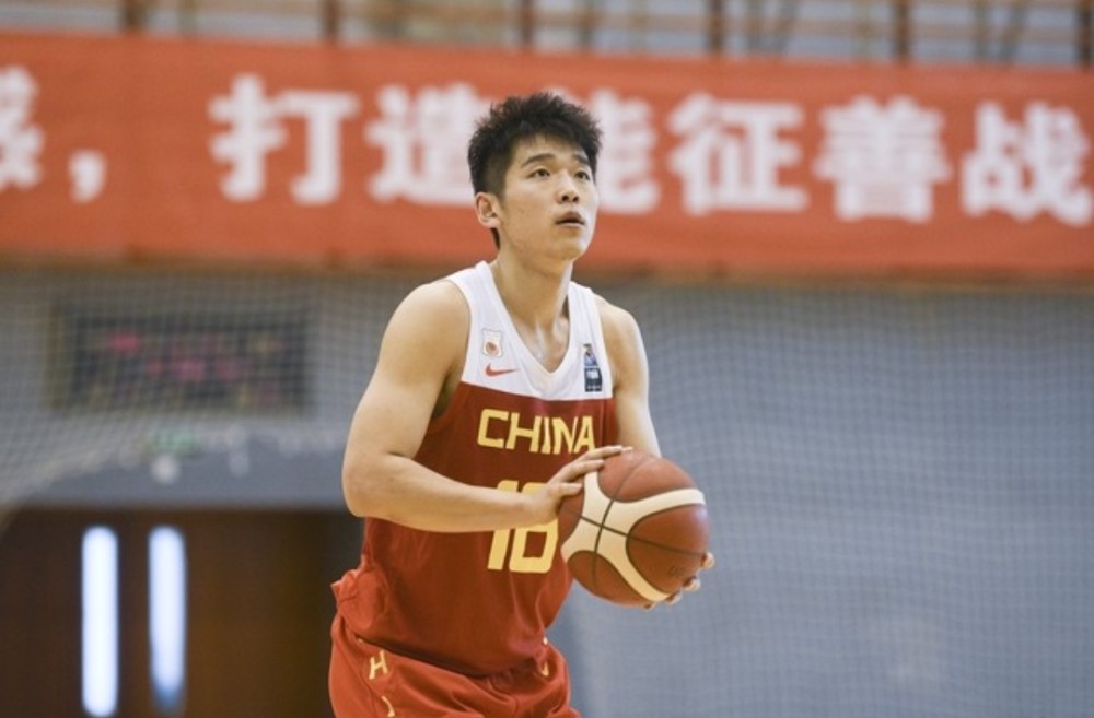 的中国男篮,今天上午再度传来重磅消息,根据著名篮球记者宋翔的报道