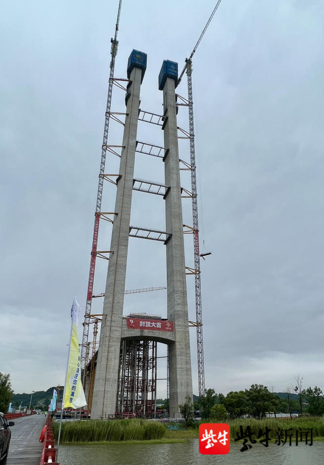 中国在建最大跨径悬索桥南京仙新路长江大桥主塔封顶