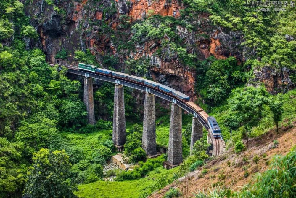 白寨大桥(上图)这个弧度让小编差点误以为是意瑞的"世遗"铁路"阿尔布