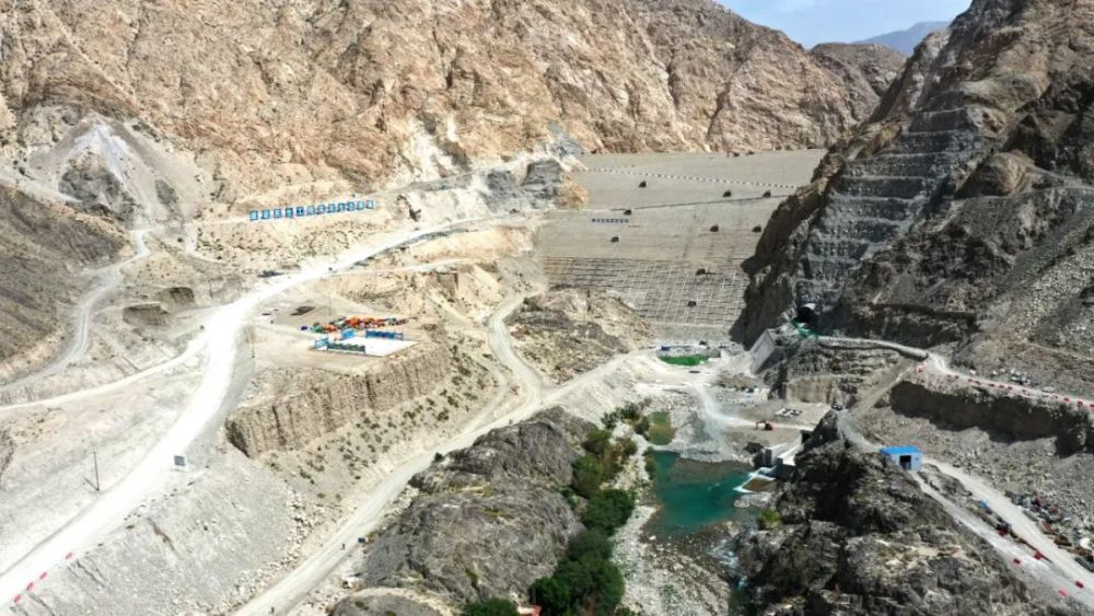 和硕县清水河伯斯阿木水库沥青混凝土心墙大坝顺利封顶