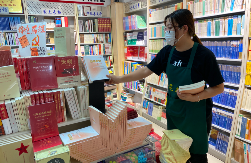 大党面对面》一书在醒目位置设立展台,工作人员用图书摆出"红船"造型