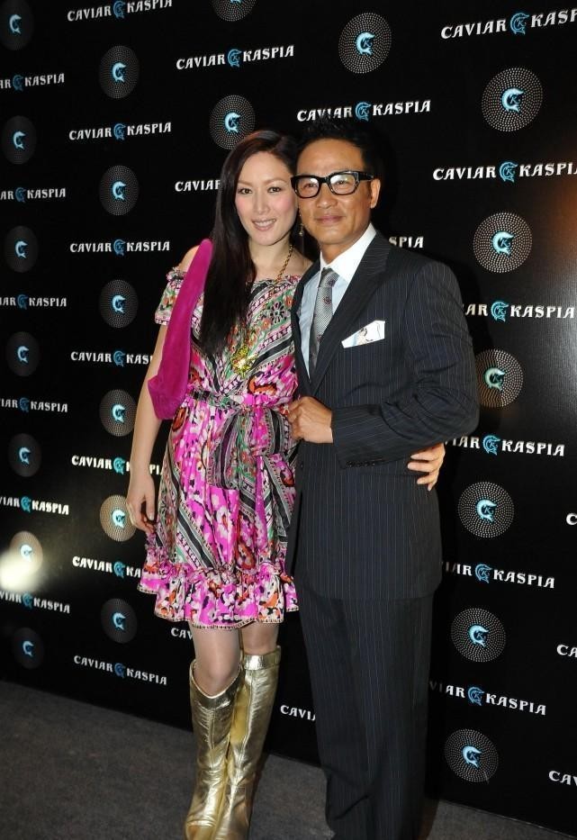 任达华妻子的模特感还挺足,看着比老公还高一点,穿印花裙也不俗_腾讯