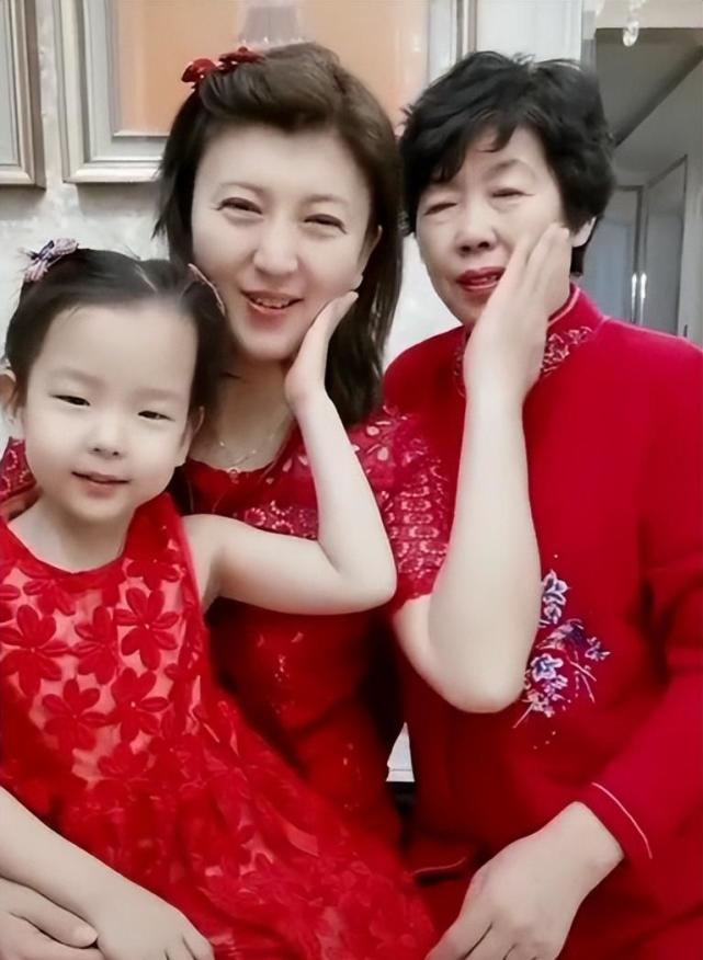 演员闫学晶:头婚就当后妈,45岁生二胎,祖孙三代其乐融融