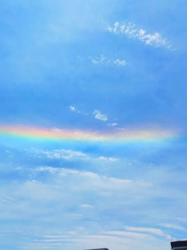 身披金甲圣衣,脚踏七色云彩来娶我.