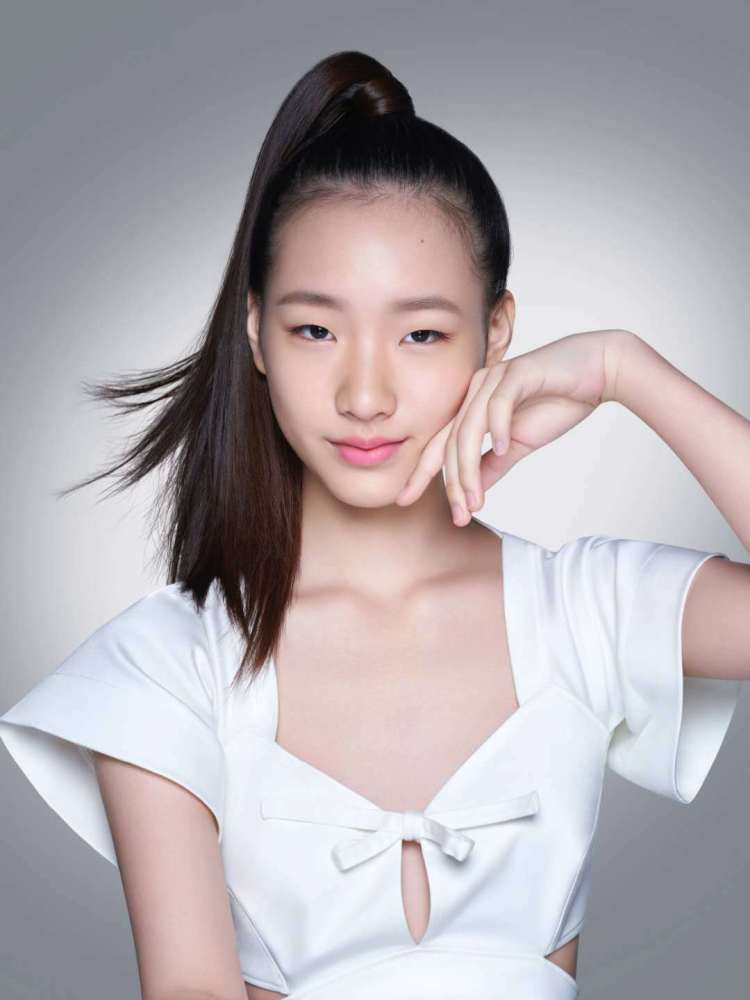 不容小觑星二代!小s14岁女儿拿下大牌代言,穿白裙撞脸金高银插图4