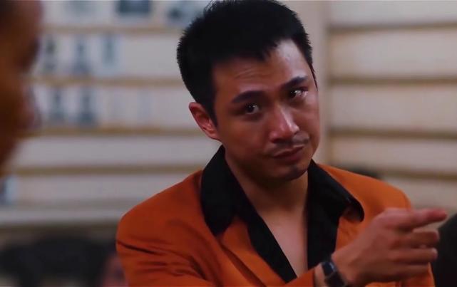 同样作为《古惑仔》反派之一的靓坤,吴镇宇的表现也是让人看得后背发