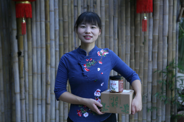 吴秋月,"川香秋月"自媒体创作者,纳溪区白节镇竹海村人,区新联会会员