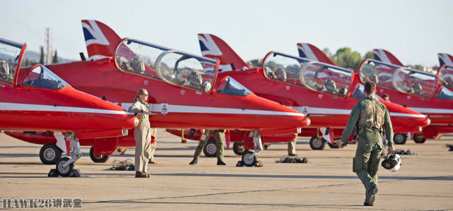 红箭飞行表演队远赴希腊训练世界顶尖团队呈现优雅空中芭蕾