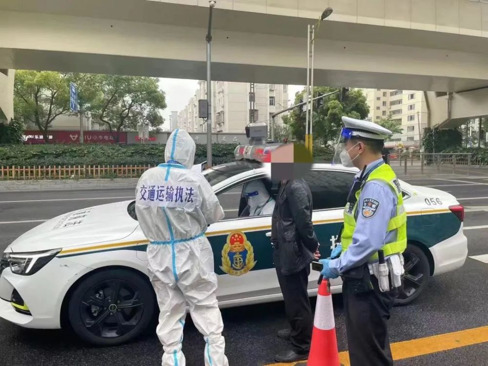 不听劝阻的违法嫌疑人朱某处以行政处罚,并通报交通执法部门同步进行