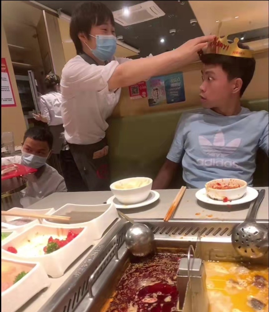 社恐男友被女友带到海底捞过生日网友公开处刑