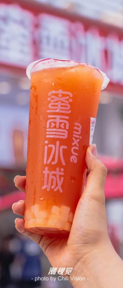 超大的一杯『冰鲜柠檬水』才4元,而超多料的『红颜冰茶』才5元,在这个