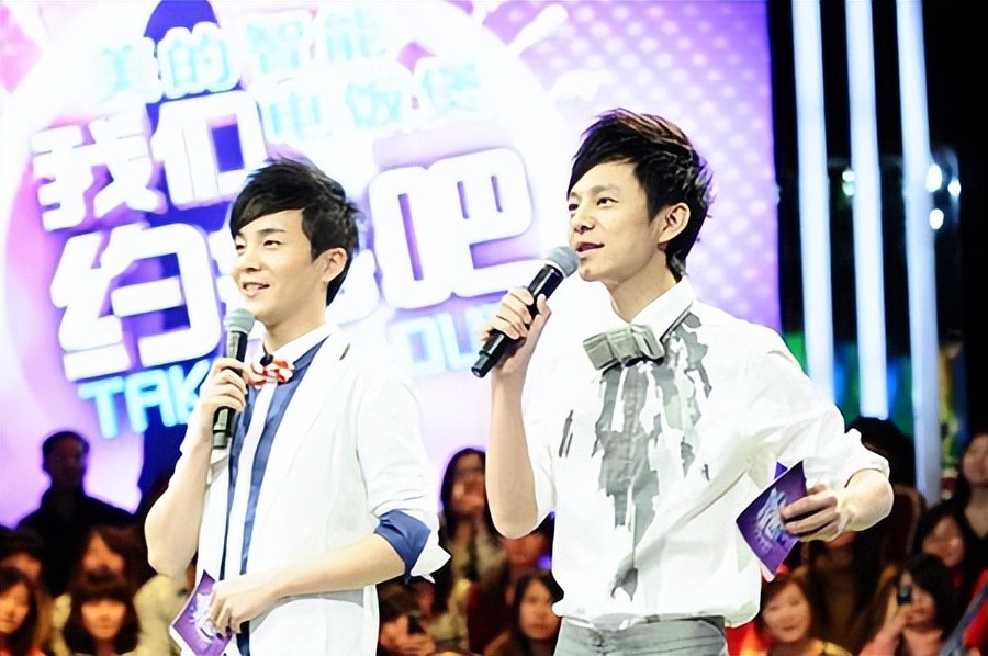 湖南卫视也做过相亲节目《玫瑰之约》,而《我们约会吧》由何炅主持