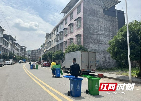 永顺县青坪镇为社区配备分类垃圾桶助力文明城市创建