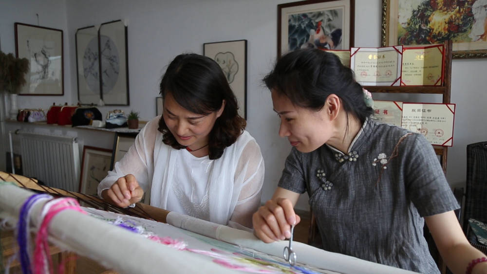 生活艰难时,妇女们学习鲁绣者日多,凡围屏喜帐,戏衣皆能做,其优美一度