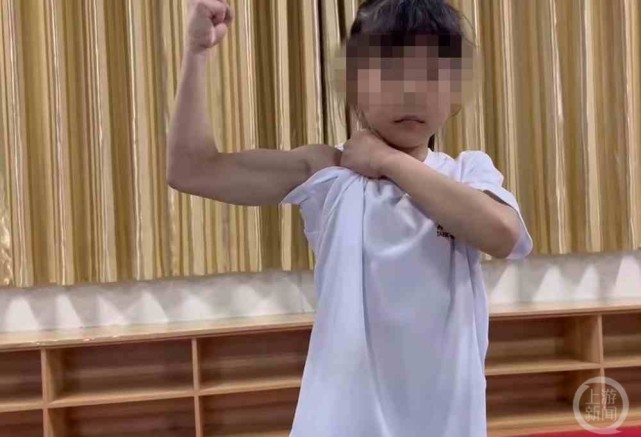 8岁女孩练两年跆拳道练出八块腹肌