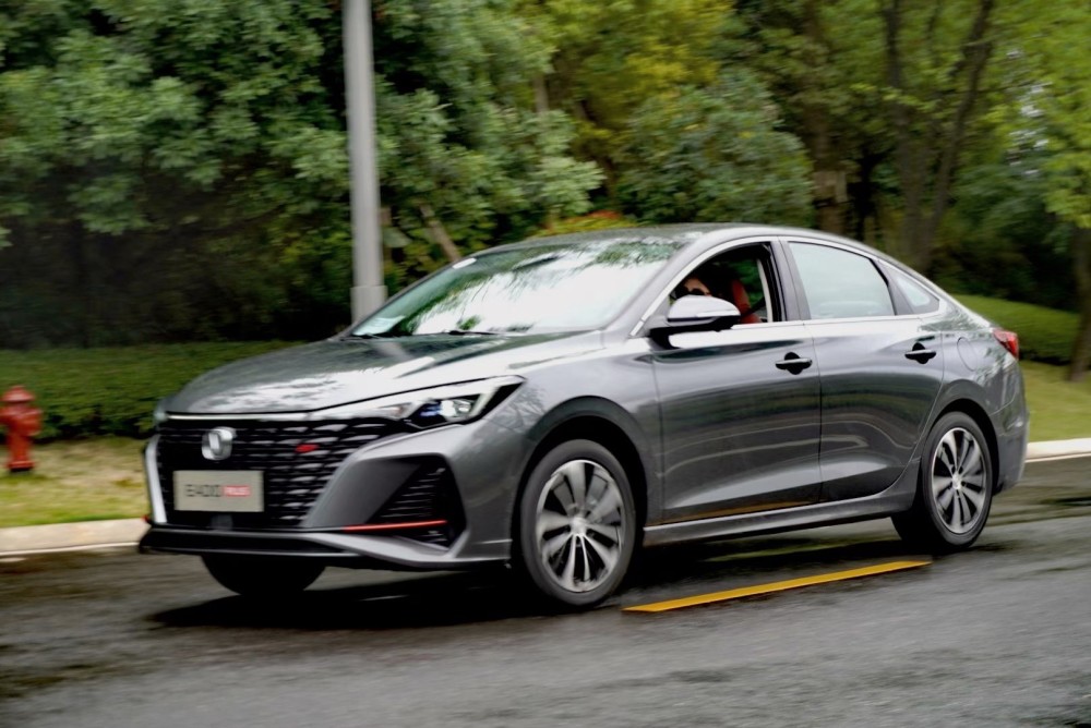 山城体验2022款长安逸动plus国产轿车销冠又升级了哪些