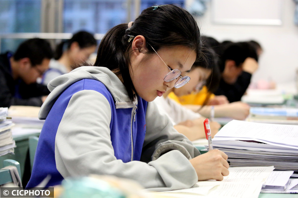 月25日,在江苏省连云港高级中学,即将参加高考的高三学生在上晚自习课