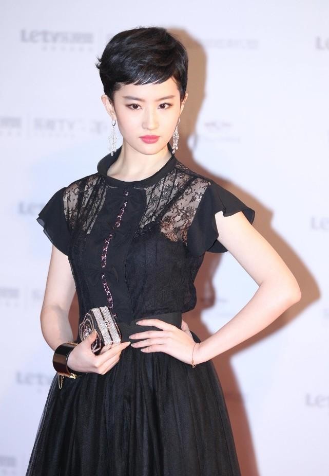 刘亦菲也有驾驭不了的发型,赫本的刘海在她头顶,感觉不太搭调插图4