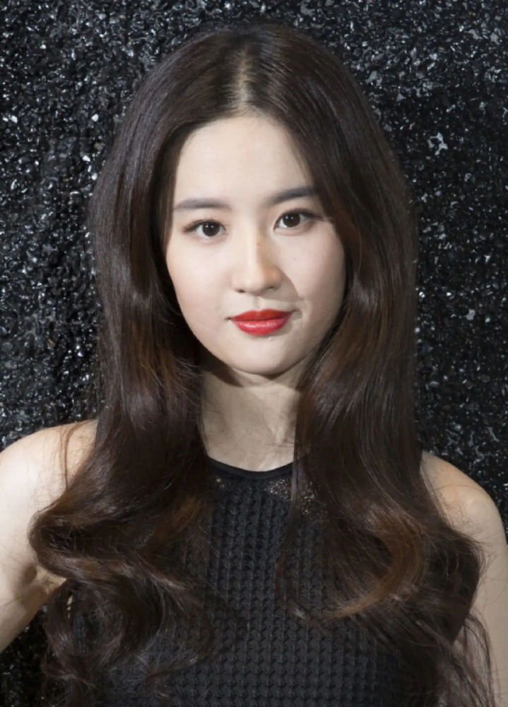 刘亦菲也有驾驭不了的发型,赫本的刘海在她头顶,感觉不太搭调-cw资讯
