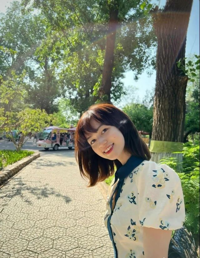 善于表达亲和力强独立自主那时的南希在高中同学眼里充满了向上的力量