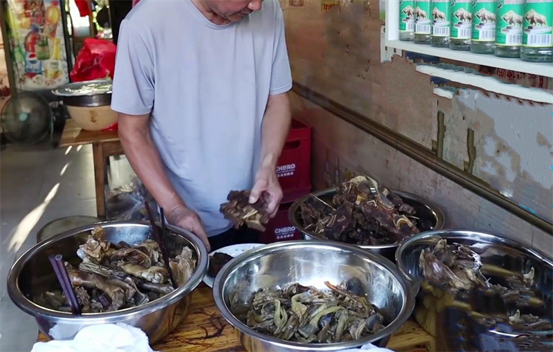 監利開了20年的早酒牛肉王早7點就坐滿一條街15元大口啃肉2元放肆喝酒