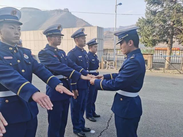 狠抓队容风纪 强化作风养成增强队伍正规化标准