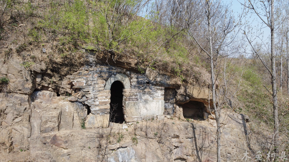 乡村行者系列今天走进青岛石屋村,要带大家了解几处神秘的洞穴,当地人