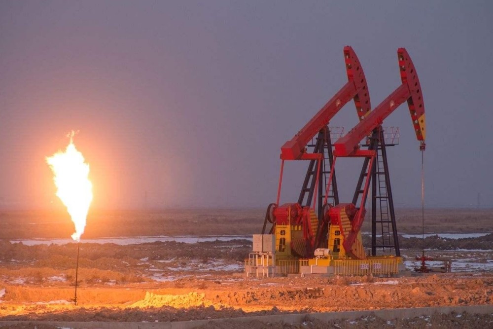 一般情况下,因为地底深处存在着地球内部活动的压力,这些石油很有可能