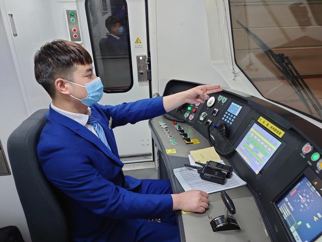 地铁车厢内,一名男乘客突然晕倒,两位司机下班途中出手相助