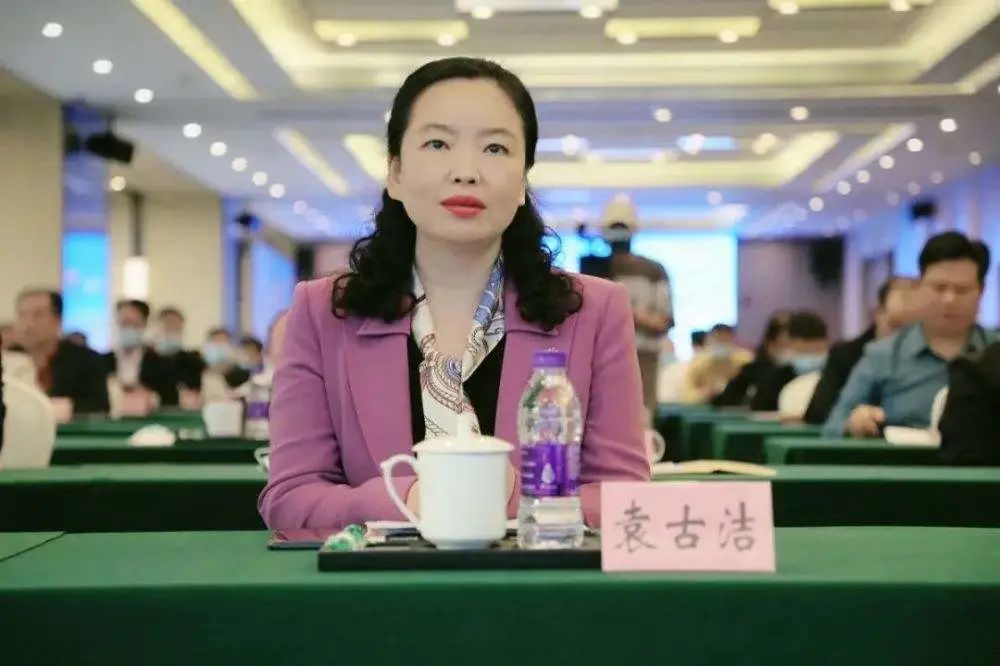 袁古洁,女,1968年5月出生,贵州遵义人,法学博士.