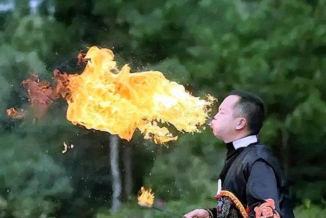 15岁男生在家长会表演吐火被烧伤,家长向学校索赔16万,谁之过?