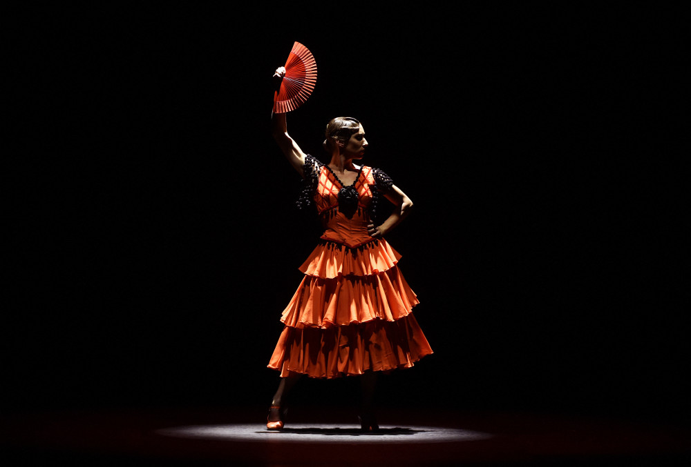 5月25日,西班牙国家芭蕾舞团的舞蹈演员在西班牙塞维利亚进行排练.